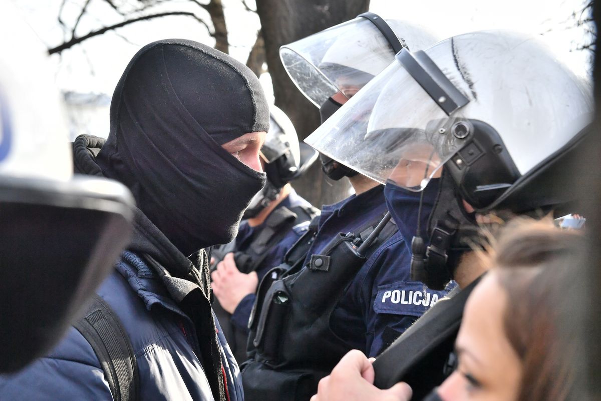 Warszawa. Protesty w rejonie pl. Piłsudskiego. Policja zatrzymała co najmniej 6 osób