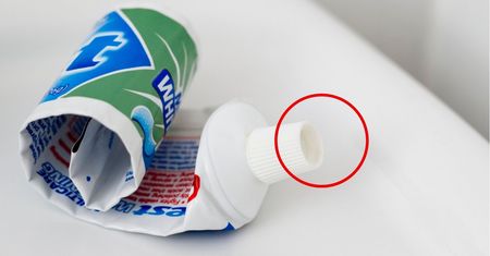 Do czego służy dziurka w zakrętce od pasty? Mało kto zna jej funkcję