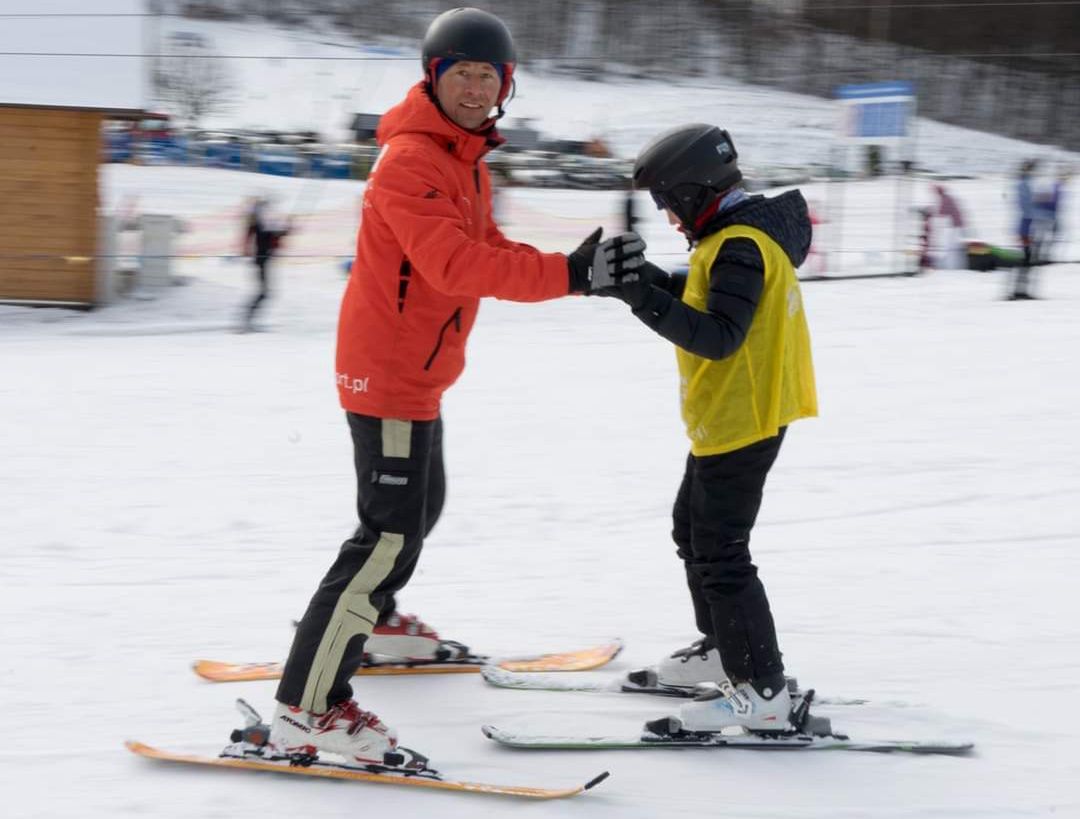 Krzysztof Lewandowski uczy jeździć na nartach także dzieci