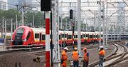 Dramatyczny wypadek w Warszawie. Utrudnienia na kolei