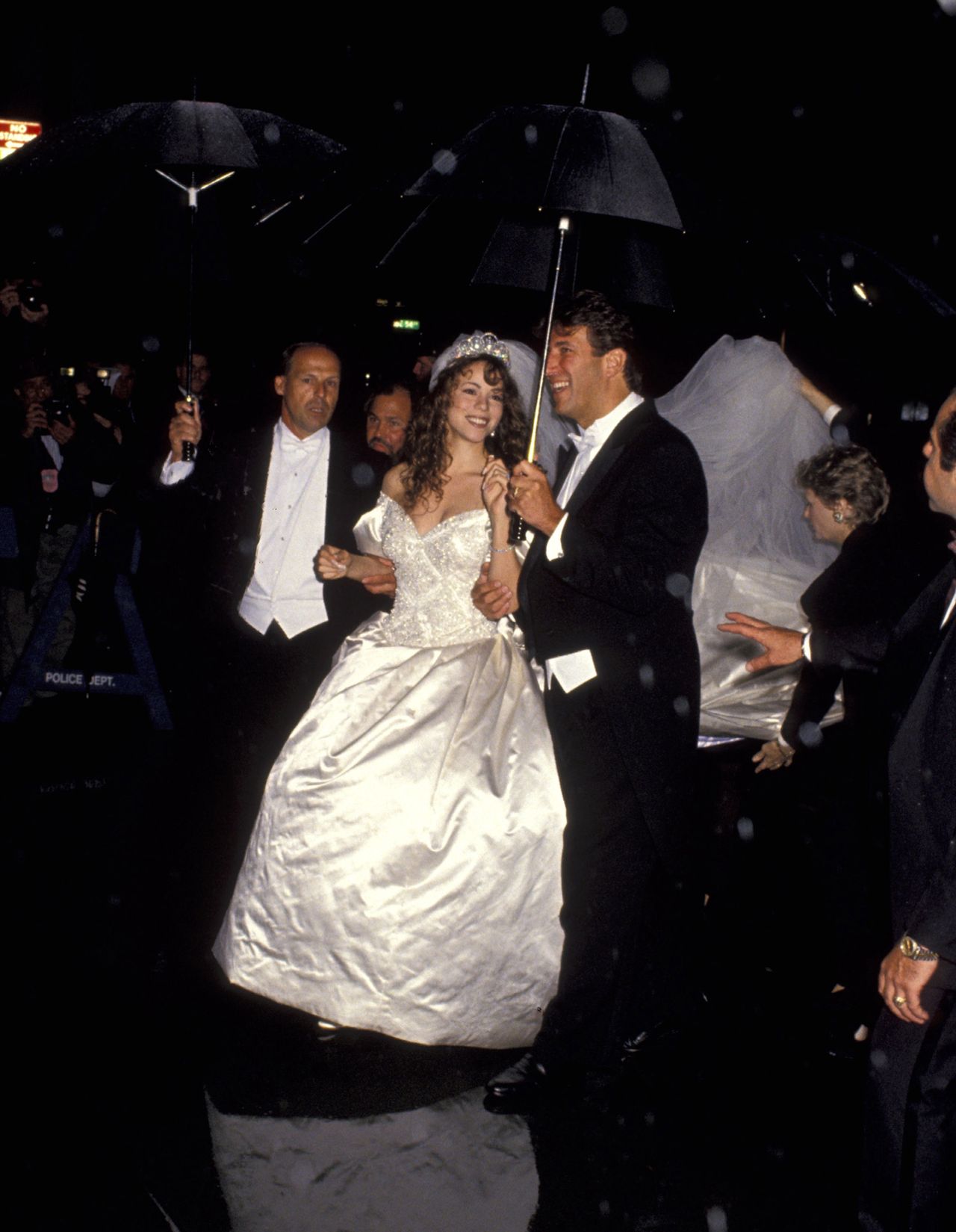 Mariah Carey w lśniącej sukni ślubnej i tiarze