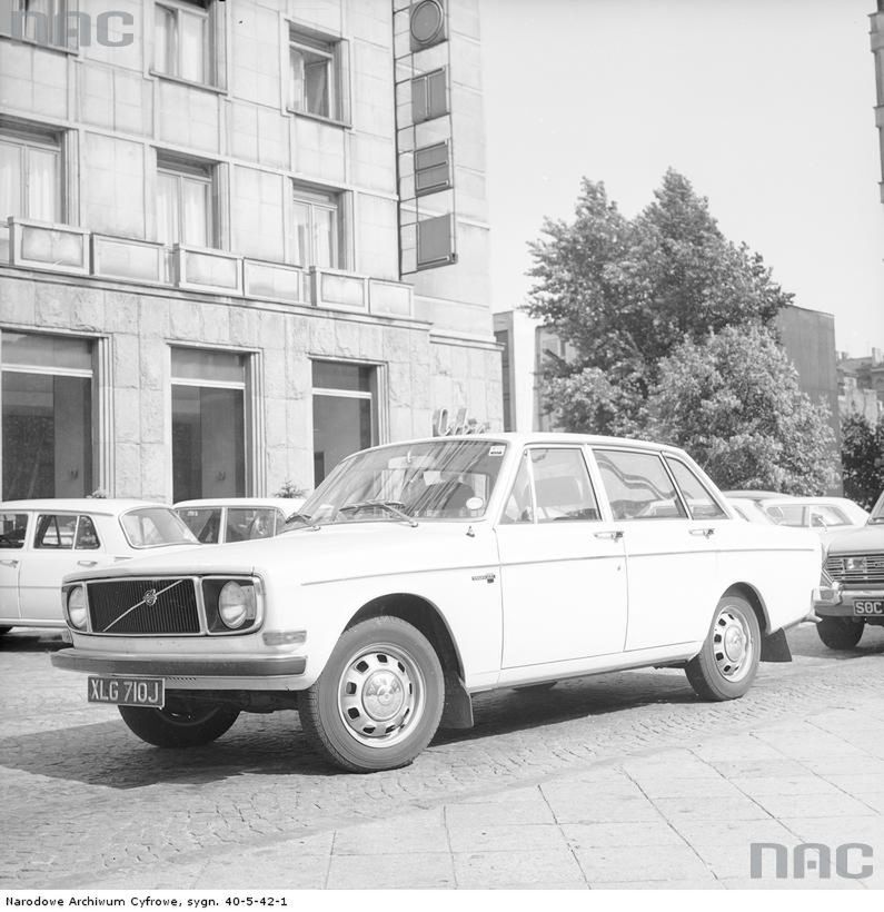 Samochód Volvo 140 zaparkowany na poboczu ul. Kruczej.