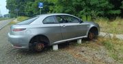 Zielona Góra: Zdemolowana Alfa Romeo stoi na cegłach koło cmentarza