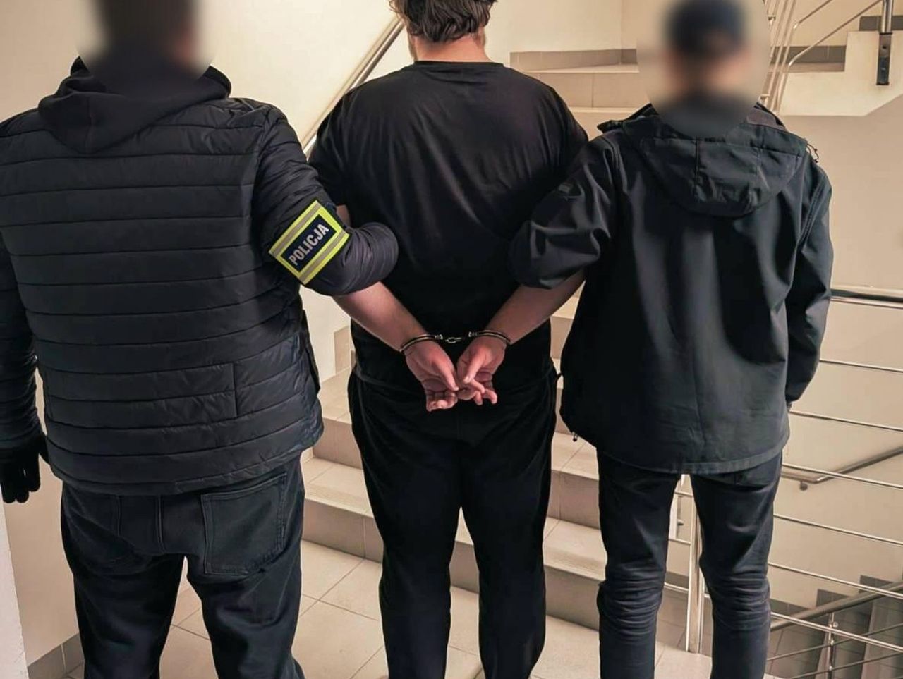 Łódź: Ścigany 27 podstawami prawnymi uciekał i żył w ukryciu. Policjanci w końcu dopadli 23-latka