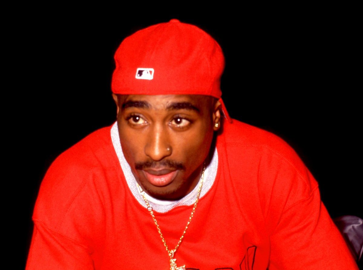 Tupac Shakur został zamordowany w 1996 roku. Policja przeszukuje pewien dom. 