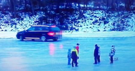 Mazowieckie. Jeździł autem po zamarzniętej rzece obok dzieci. Sprawę bada policja