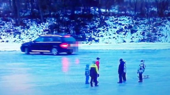 Mazowieckie. Policja szuka kierowcy, który jeździł po zamarzniętym Bugu