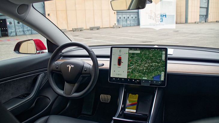 Choć samo włączenie wycieraczek w Tesli Model 3 odbywa się dźwignią, sterowanie częstotliwością pracy wymaga użycia dotykowego ekranu