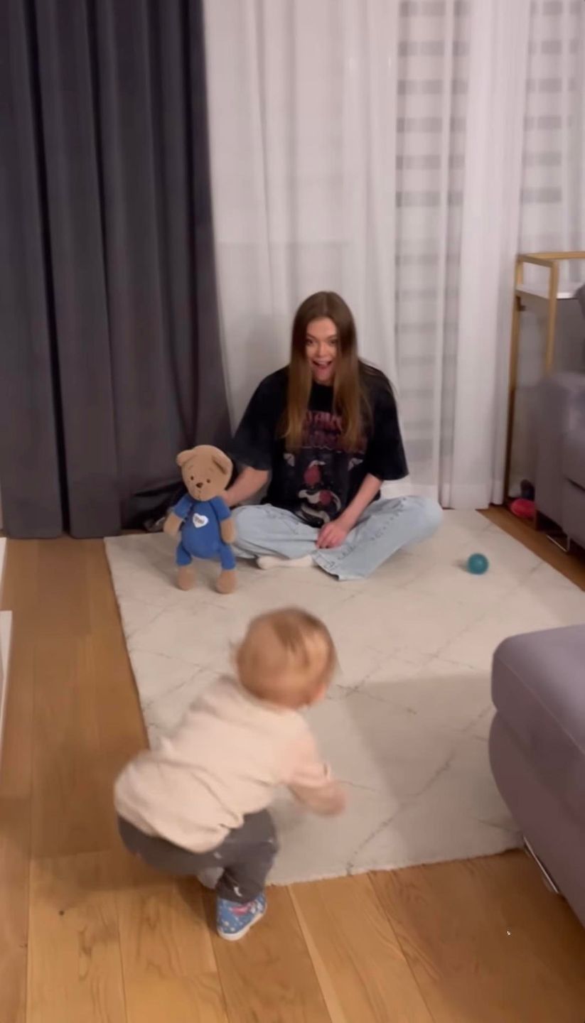 Wzruszona Joanna Opozda relacjonuje PIERWSZE KROKI Viniego