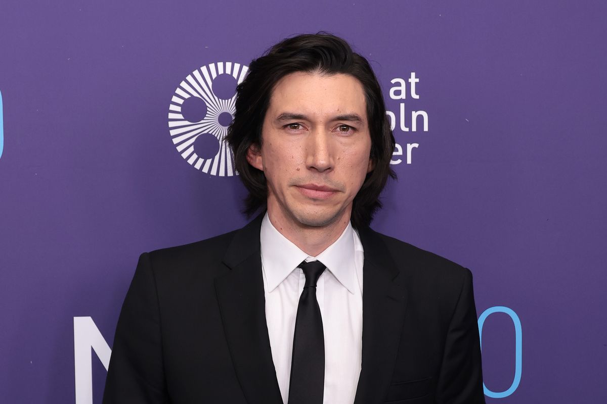 Adam Driver zaprezentuje się widzom jako Enzo Ferrari