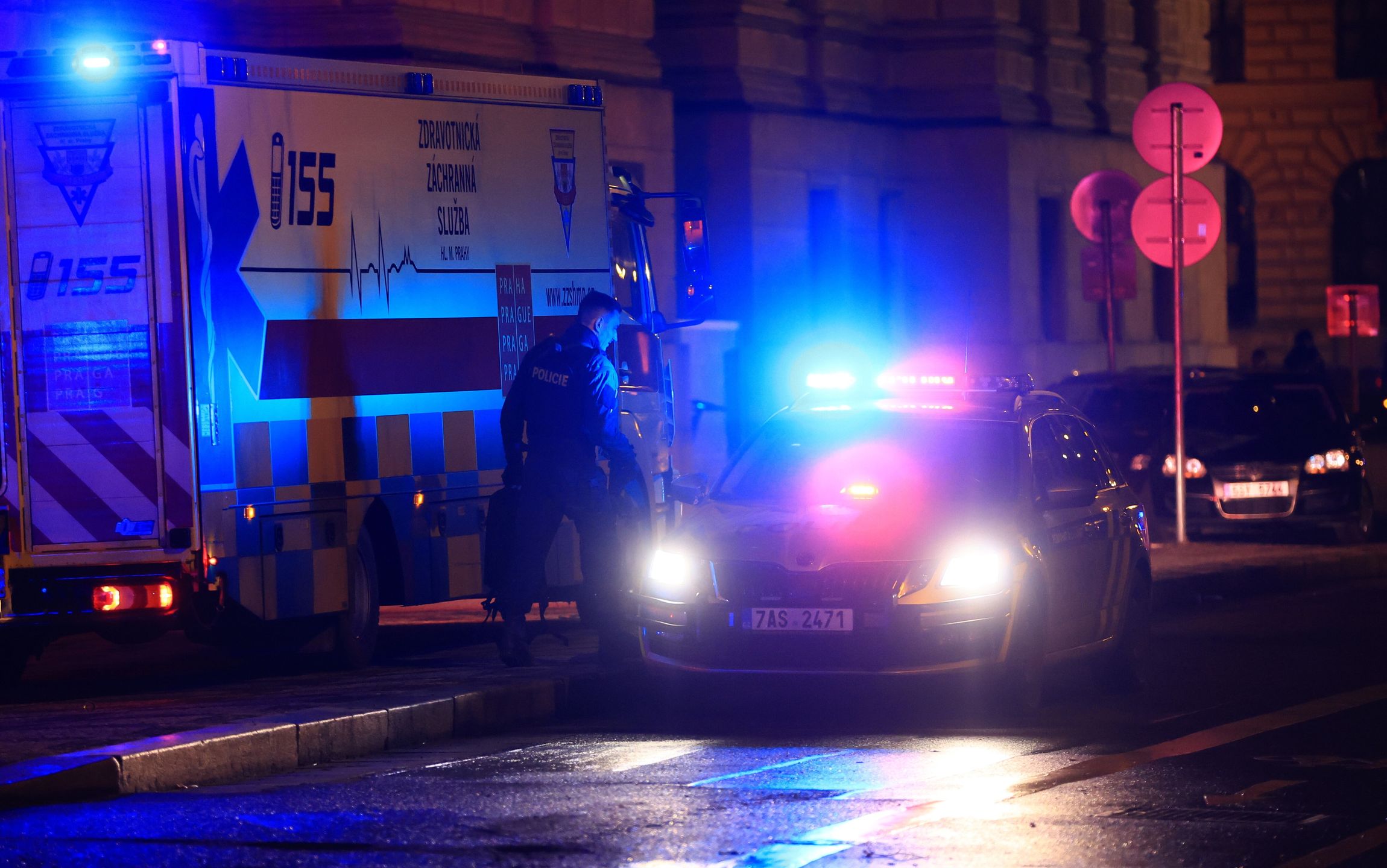 Several dead and dozens injured in central Prague University shooting
epa11040153 A police officer pictured at the scene of a shooting at Charles University in central Prague, 21 December 2023. According to the Police President, Martin Vondrasek, there are more than 15 people dead and 24 injured, but that these may not be final numbers. According to Czech police the perpetrator of  was a 24 year-old Charles University student.  EPA/MARTIN DIVISEK  EPA-EFE/MARTIN DIVISEK 
Dostawca: PAP/EPA.
MARTIN DIVISEK