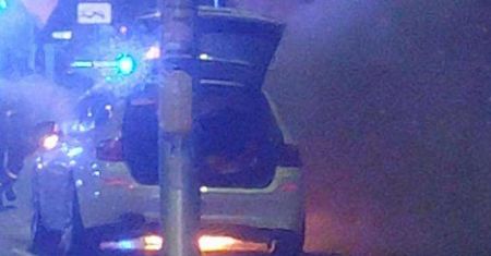 Niebezpieczny pożar auta w centrum Warszawy. Przechodnie tylko filmowali