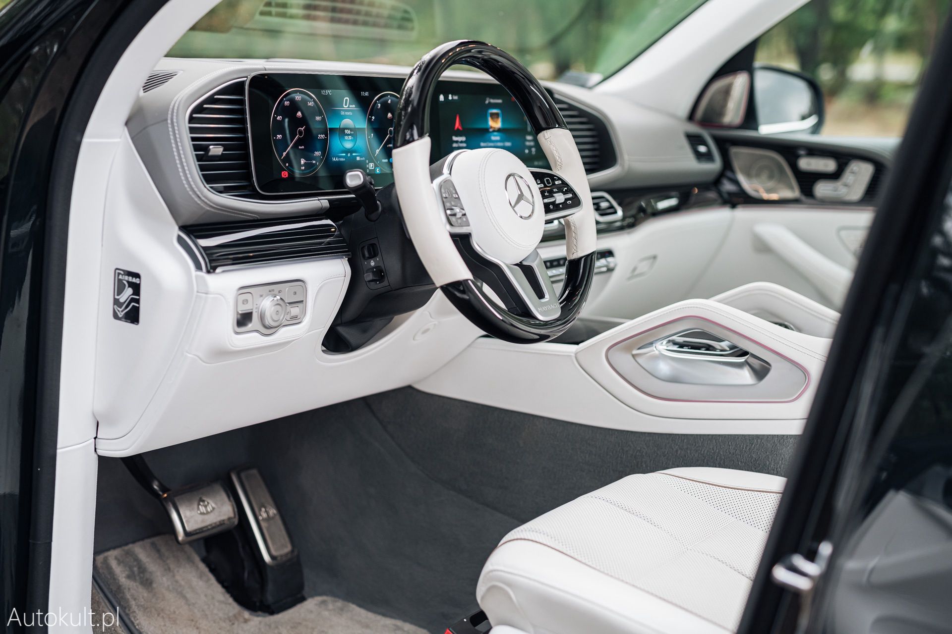 Range Rover (2022) vs Bentley Bentayga S (2022) vs Mercedes-Maybach GLS 600 (2022)
