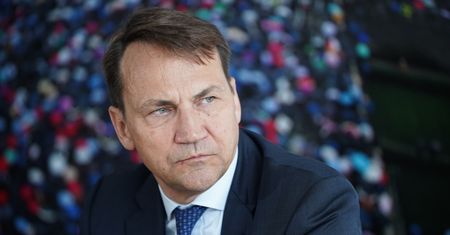 Polska w konflikcie z UE. Sikorski: Kaczyński chce mieć wyroki na telefon