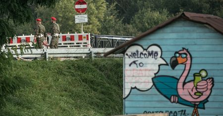Powódź na południu kraju. Zakaz wstępu do lasów. Drzewa przewraca podmuch wiatru