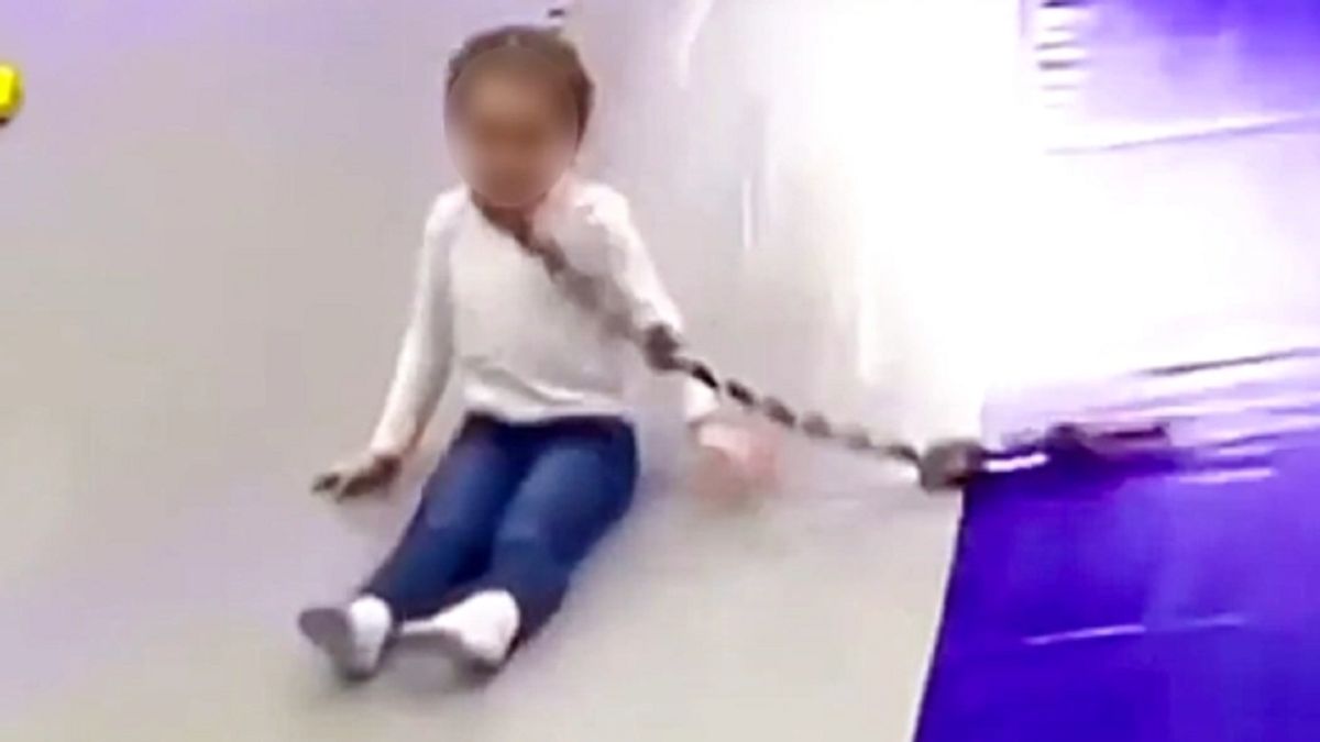 Dziewczynka zaplątała się w liny na zjeżdżalni.