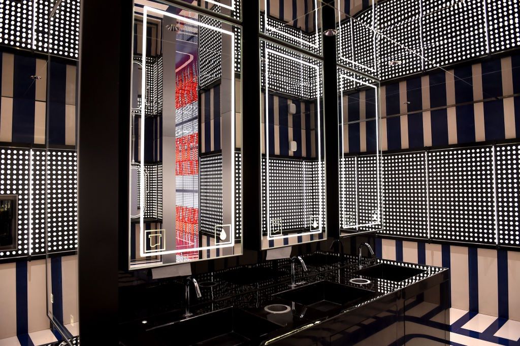 Luksusowa toaleta w Deji Plaza Mall 