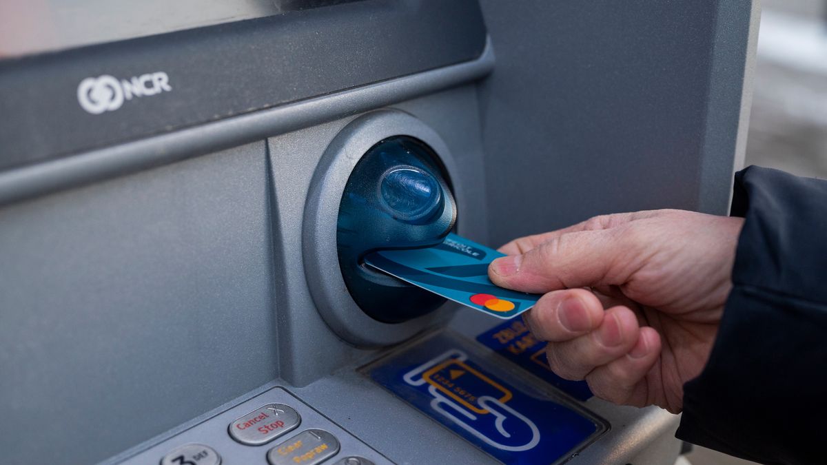 Opłaty bankomatowe w 2026 roku pójdą w górę. Banki mogą je prze