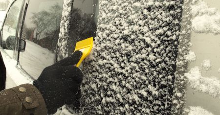 Za skrobanie może być kara. Mało kto zna przepisy