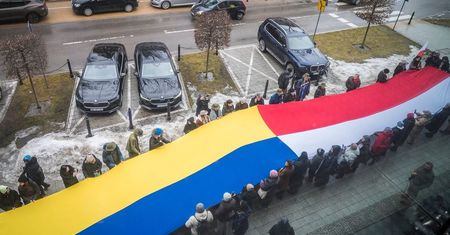 20-metrowa polsko-ukraińska flaga przed konsulatem. Lublin uczcił 4. rocznicę inwazji Rosji na Ukrainę