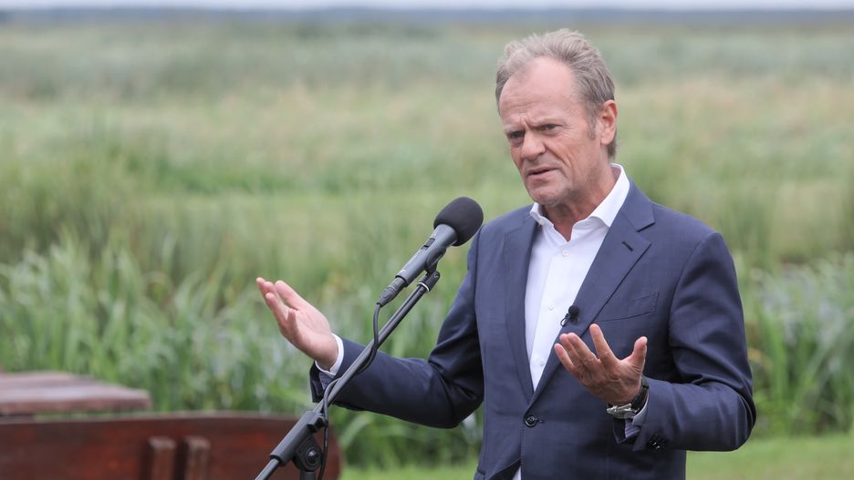Goniądz, 18.08.2021. Lider PO Donald Tusk podczas konferencji prasowej, 18 bm. w Goniądzu. Donald Tusk przebywa z wizytą na Podlasiu w ramach akcji "Kierunek przyszłość". (sko) PAP/Artur Reszko