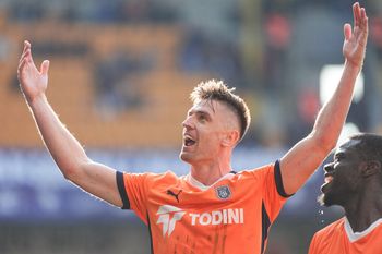 Krzysztof Piątek bohaterem zdumiewającego transferu do Kataru. W Al Duhail zagra ze znanym piłkarzem