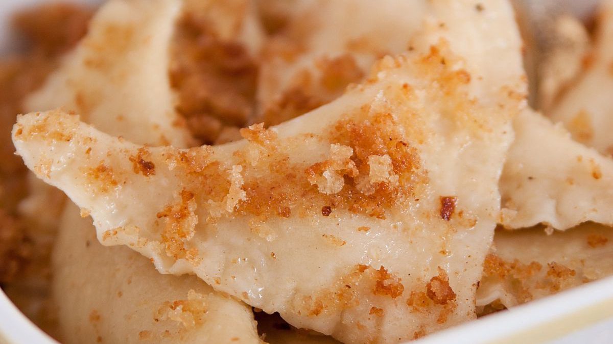 Węgierskie pierogi podawane są z masłem i bułką tartą