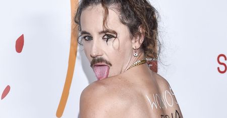 Michał Szpak wypina się w skórzanych szortach. Fani zachwycają się jego nogami