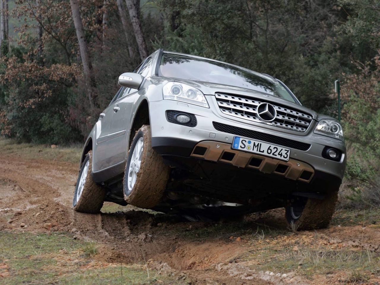Mercedes ML (W164) radzi sobie ponadprzeciętnie dobrze w terenie