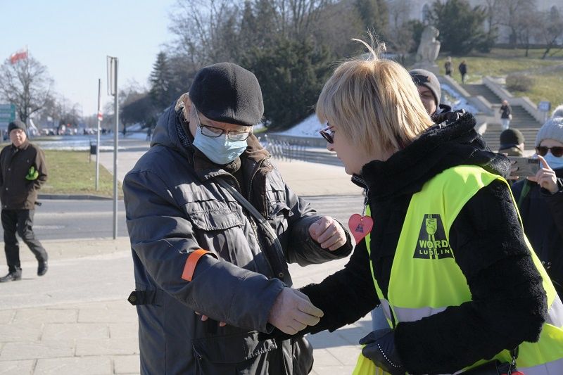 Policjanci i pracownicy WORD rozdawali przechodniom odblaski