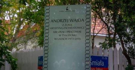 Warszawa. Odsłonięto tablicę upamiętniającą Andrzeja Wajdę