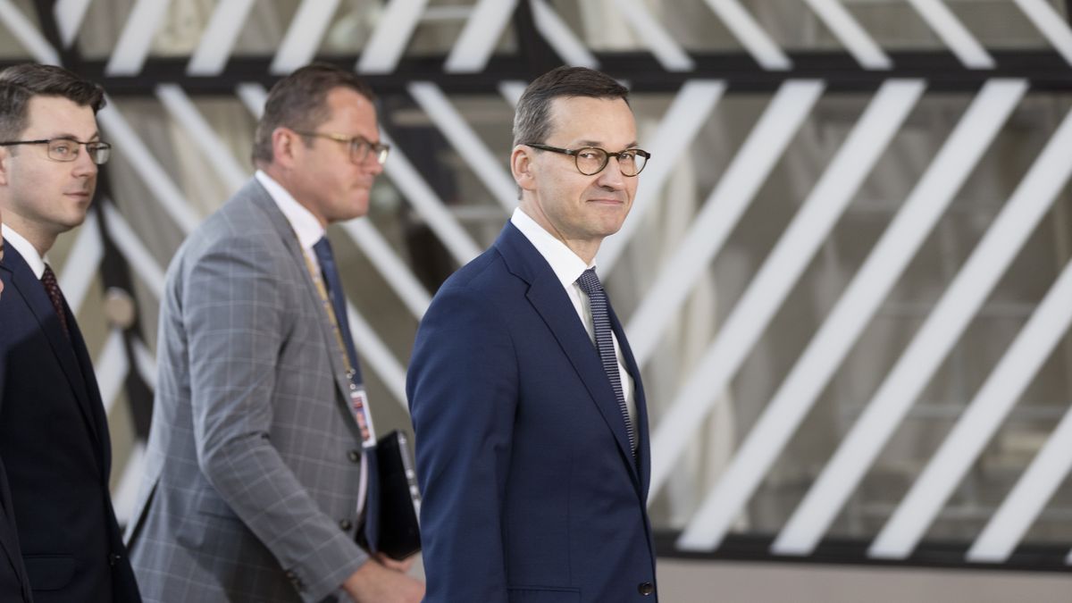 Według ustaleń PAP to Andrzej Sadoś (na drugi planie) zablokował tę propozycję na posiedzeniu ambasadorów