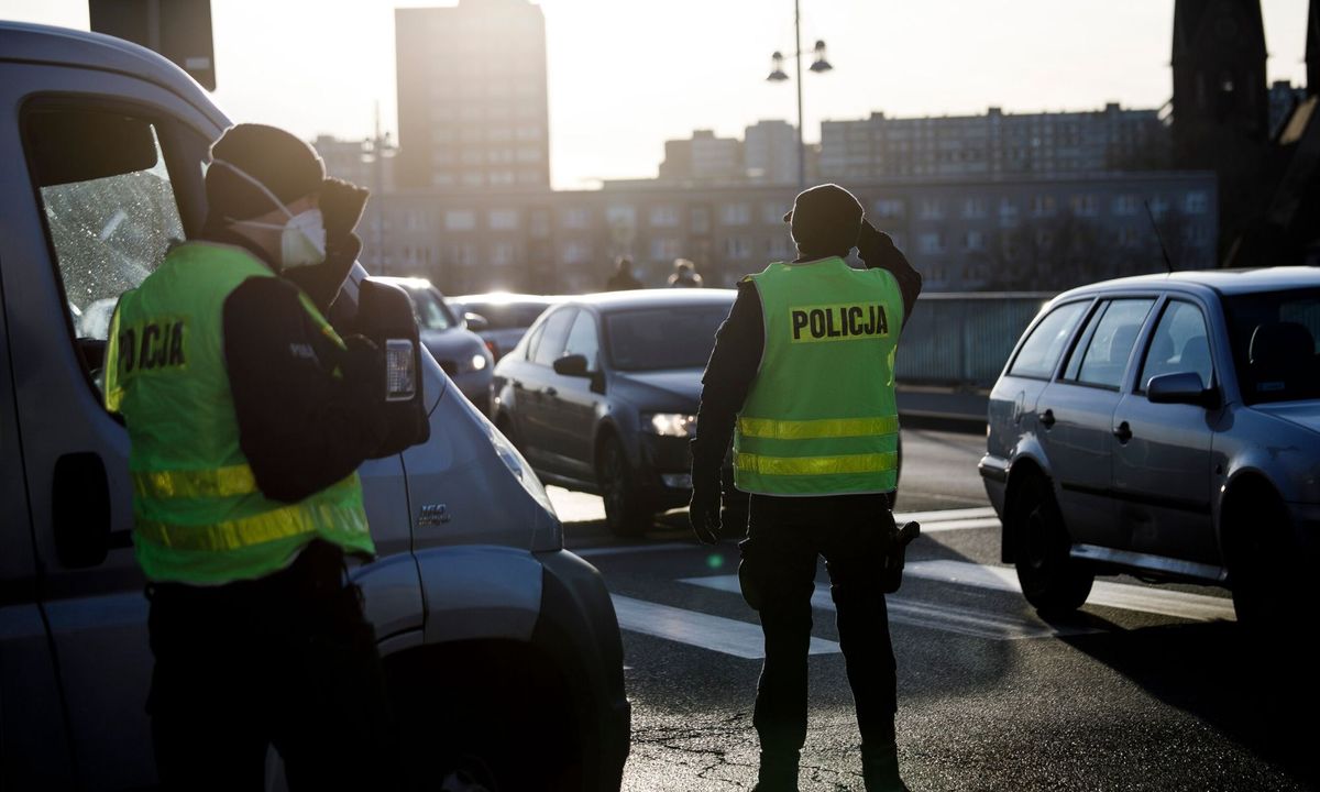 Żony policjantów o ich pracy w dobie koronawirusa. "Nie daj się tam, wróć do mnie cały"