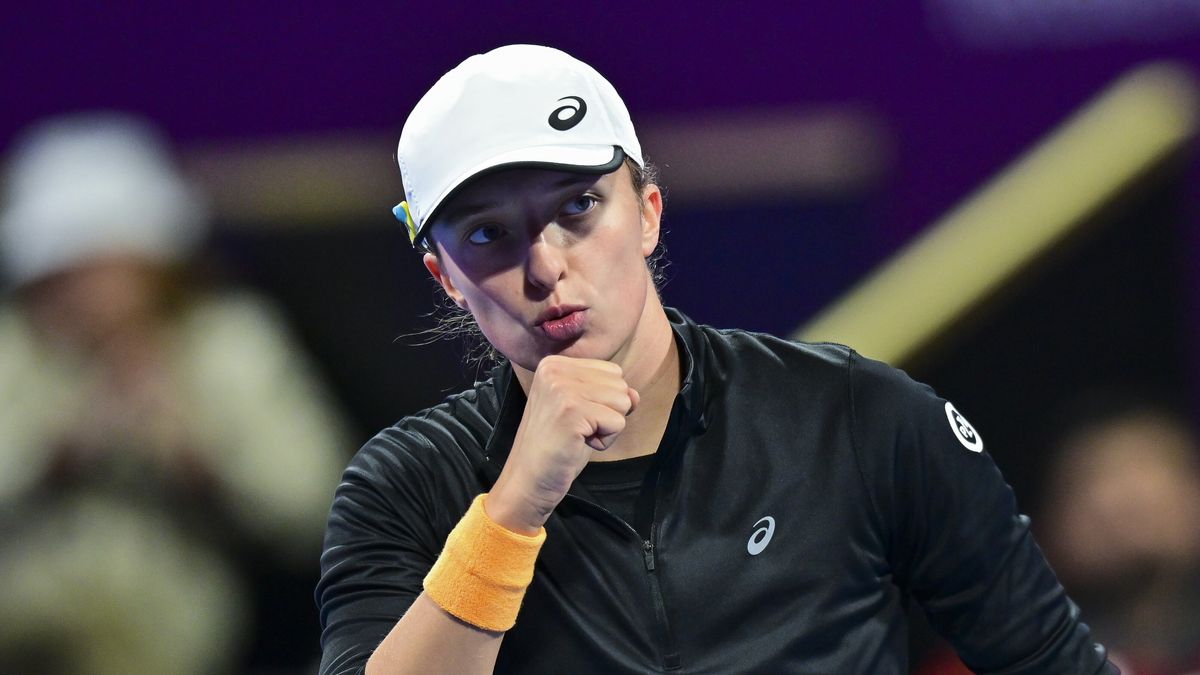 Iga Swiatek of Poland in action during her final match against Jessica Pegula of United States at the WTA Qatar Open Tennis tournament, in Doha, Qatar, 18 February 2023. EPA/NOUSHAD THEKKAYIL Dostawca: PAP/EPA.