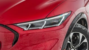 Mustang spalinowy vs elektryczny. Który sprzedaje się lepiej w USA?