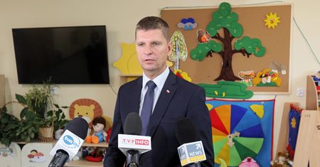 Powrót do szkoły 1 września. Dariusz Piontkowski o nowym roku i podwyżkach dla nauczycieli