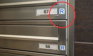 Widzisz naklejkę "R" na skrzynce? Oto co tak naprawdę oznacza