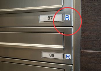 Widzisz naklejkę "R" na skrzynce? Oto co tak naprawdę oznacza