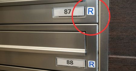 Widzisz naklejkę "R" na skrzynce? To ważny komunikat