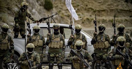 Afganistan: Talibowie ukradli sprzęt armii USA i zrobili sobie sesję zdjęciową
