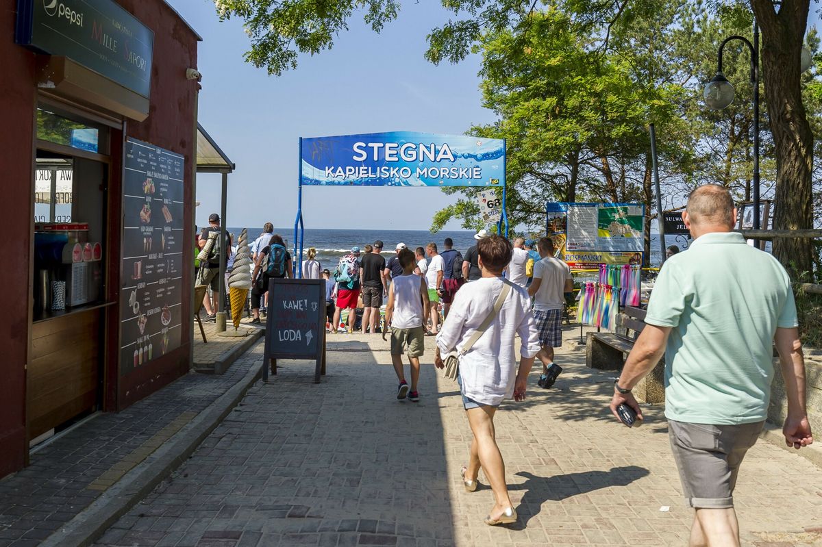  Turyści na plaży w Stegnie