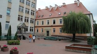 Dramatyczne wydarzenia w Ostrołęce. Uczeń zaatakował w szkole, kilka osób rannych