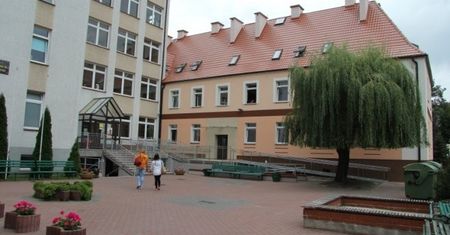 Dramatyczne wydarzenia w Ostrołęce. Uczeń zaatakował w szkole, kilka osób rannych