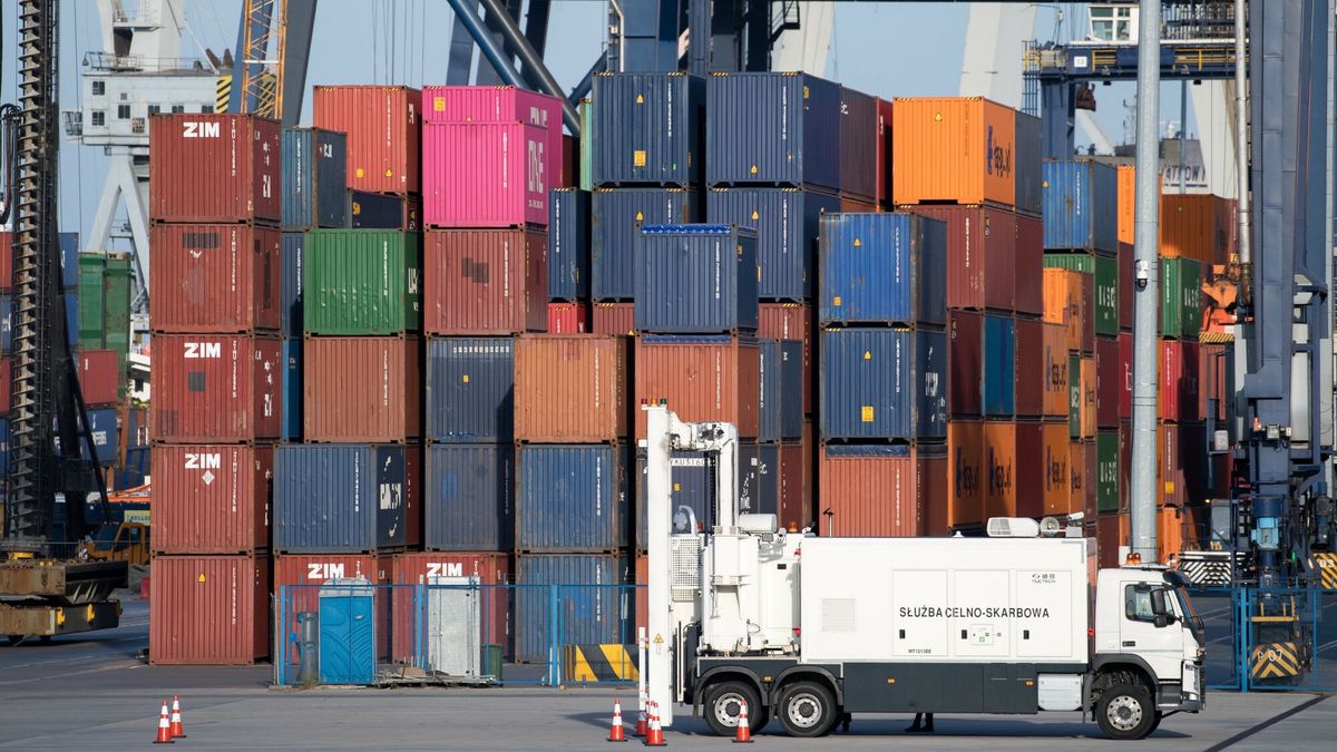 reporter_baza_2021-06
20.06.2021 Gdynia Gdynski Terminal Kontenerowy Gdynia Container Terminal GCT Mobilny skaner RTG NUCTECH MT1213DE Sluzba Celno Skarbowa Fot. Wojciech Strozyk/REPORTER
Wojciech Strozyk/REPORTER