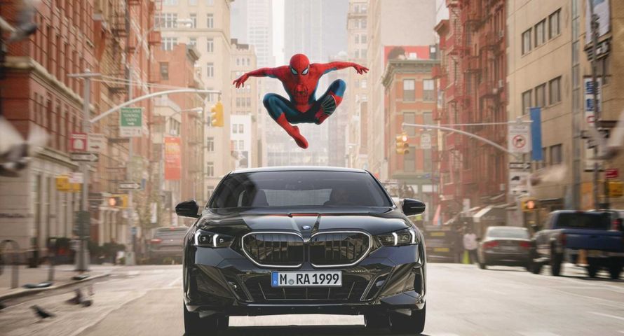Witamy w 2026. BMW puściło na ekranach aut reklamę Spider-Mana. Kierowcy zdziwieni