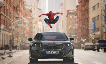 Witamy w 2026. BMW puściło na ekranach aut reklamę Spider-Mana. Kierowcy zdziwieni