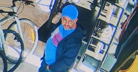 Ktoś ukradł rower za 70 tys. zł. Policja szuka tego mężczyzny