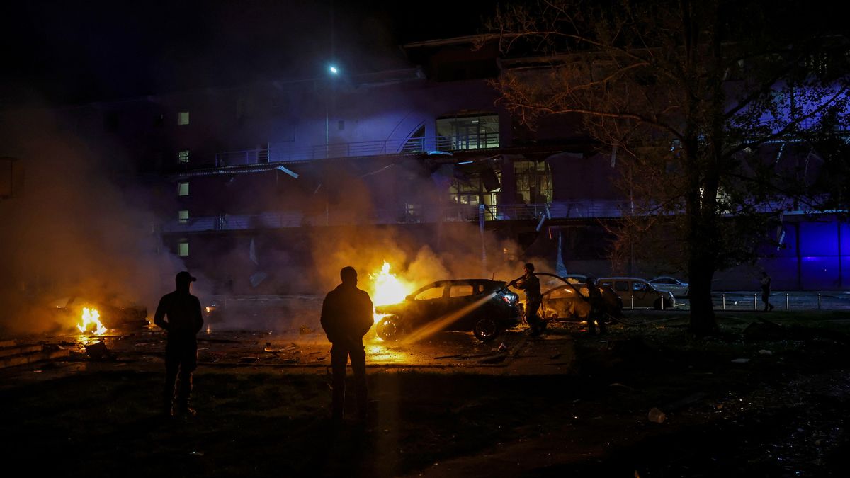 Zniszczenia po rosyjskim ataku w Kijowie