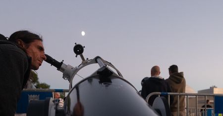 Niezwykłe zjawiska astronomiczne czekają nas wiosną. Ekspert o "kosmicznych trojaczkach"