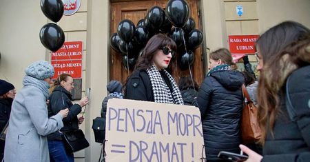 Powiesili czarne balony. Urzędnicy mają dość